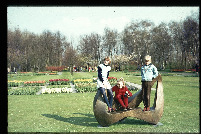26.Keukenhof apr 1973 Brigitte,Marion,Peter.JPG